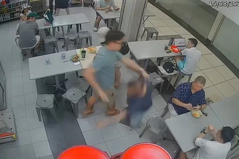 摸摸头，不想摸出了背疼肉痛。七十有几还遇上这种事，做人不易啊。（档案照片）